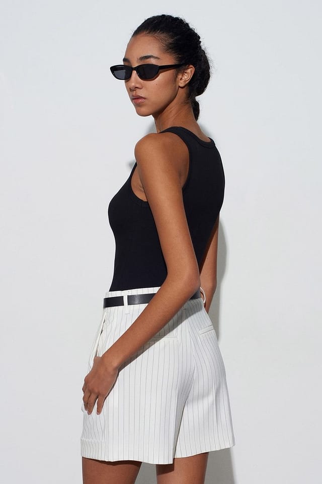 Dilvin Dilvin Women's High-Waist Striped Crepe Tailored Shorts in Off-White - 2