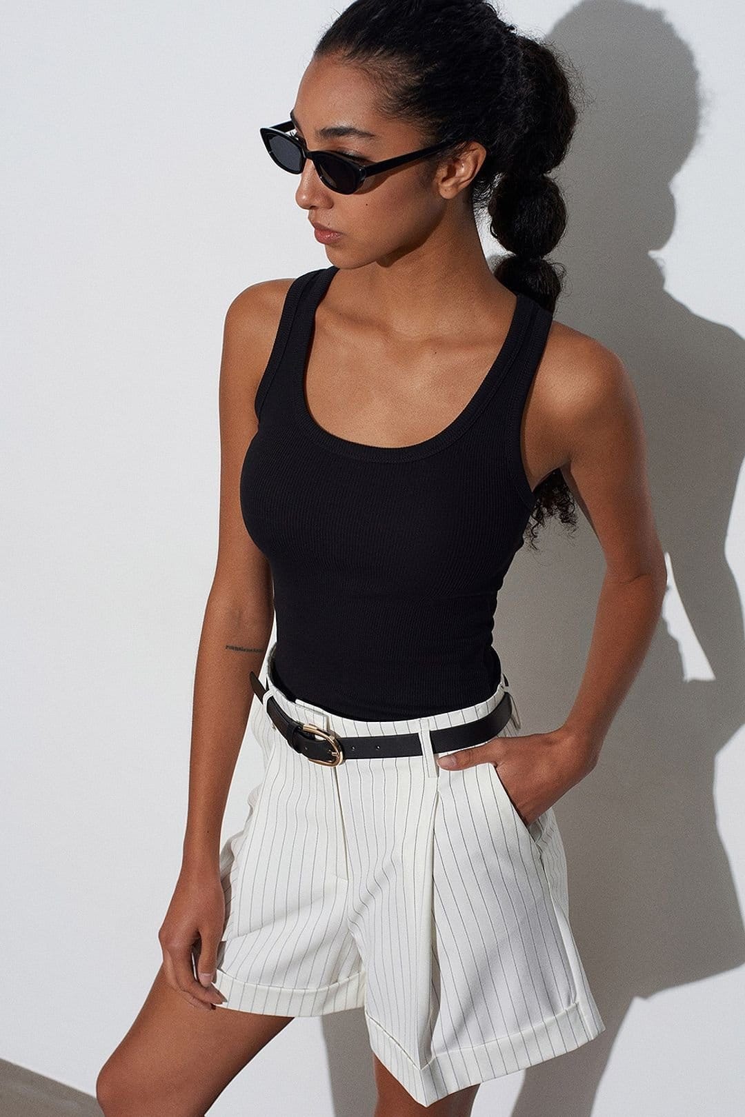 Dilvin Dilvin Women's High-Waist Striped Crepe Tailored Shorts in Off-White - 4