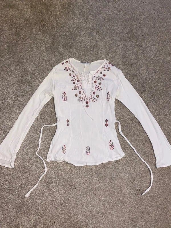 chic soul Vintage Y2K white ribbed lace up blouse with flower embroidery and tie back