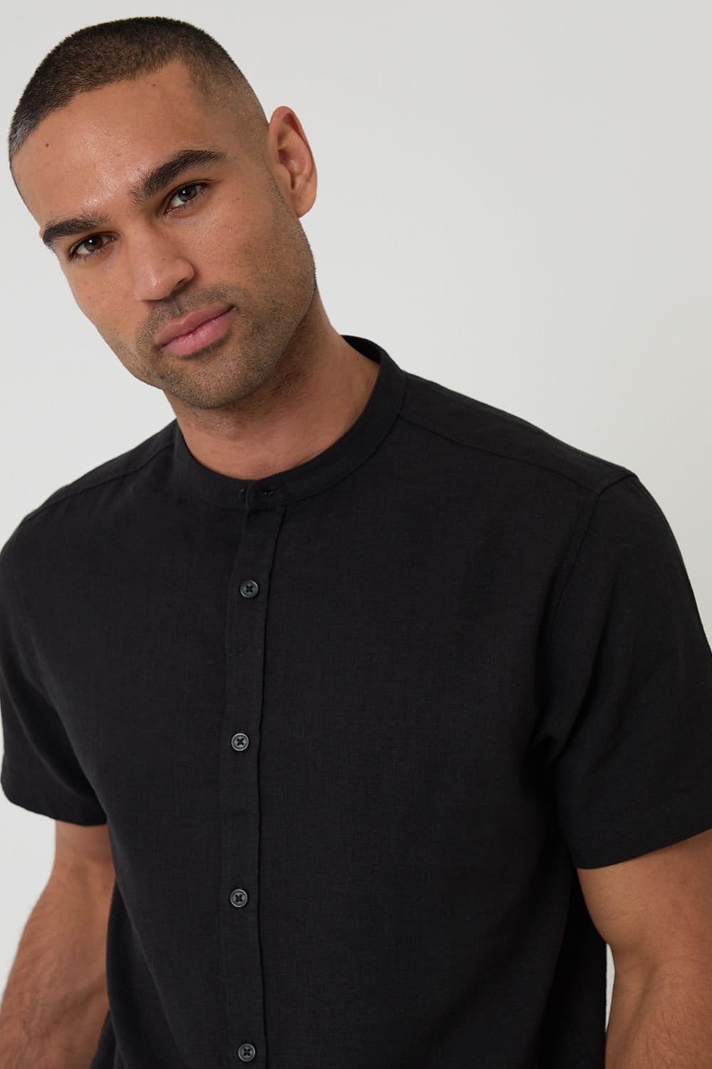 Threadbare Threadbare Men's Grandad Collar Linen Blend Short Sleeve Shirt in Black - 4