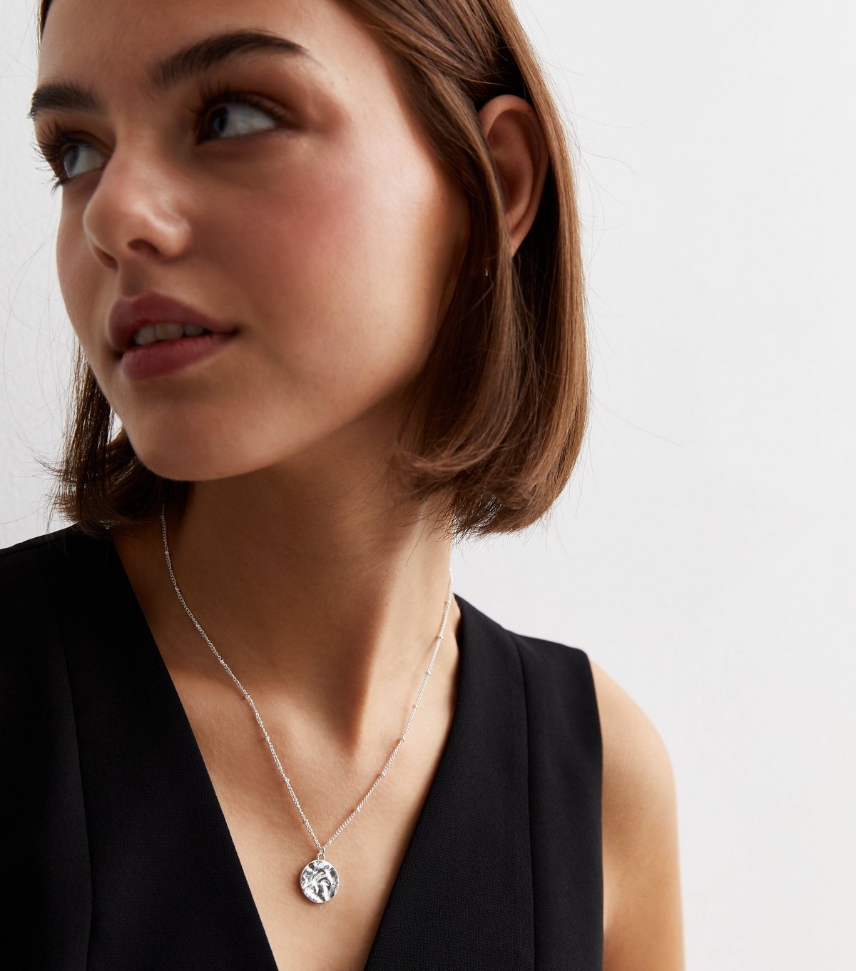 New Look Silver Plated Hammered Circle Pendant Chain Necklace New Look - 2