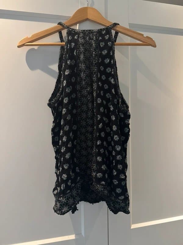 New Look Black blue floral halter neck key hole it out top