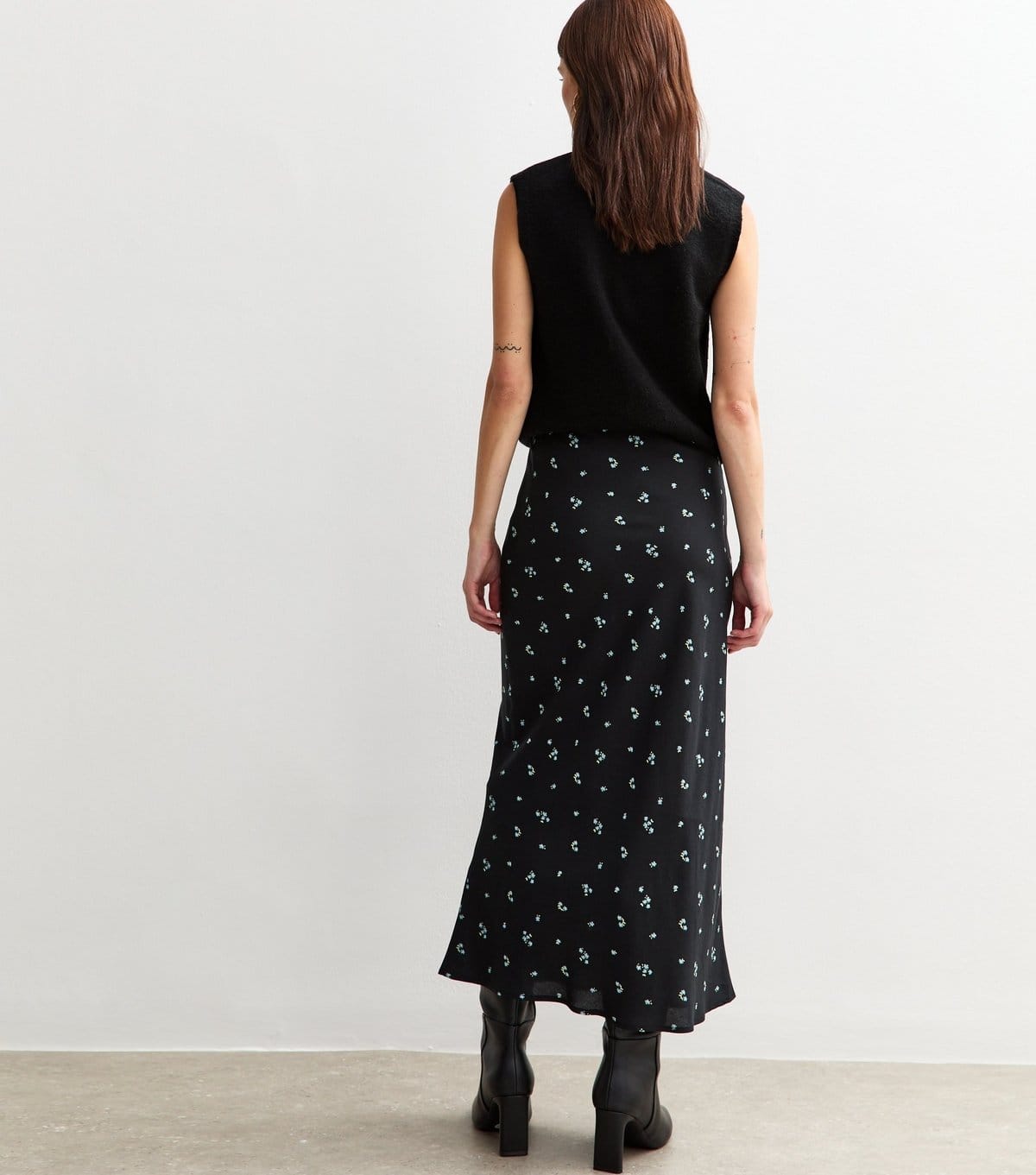 New Look Women's Black Floral Print Bias Cut Midi Skirt New Look - 4