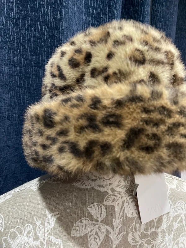 Zara Zara leopard print faux fur hat