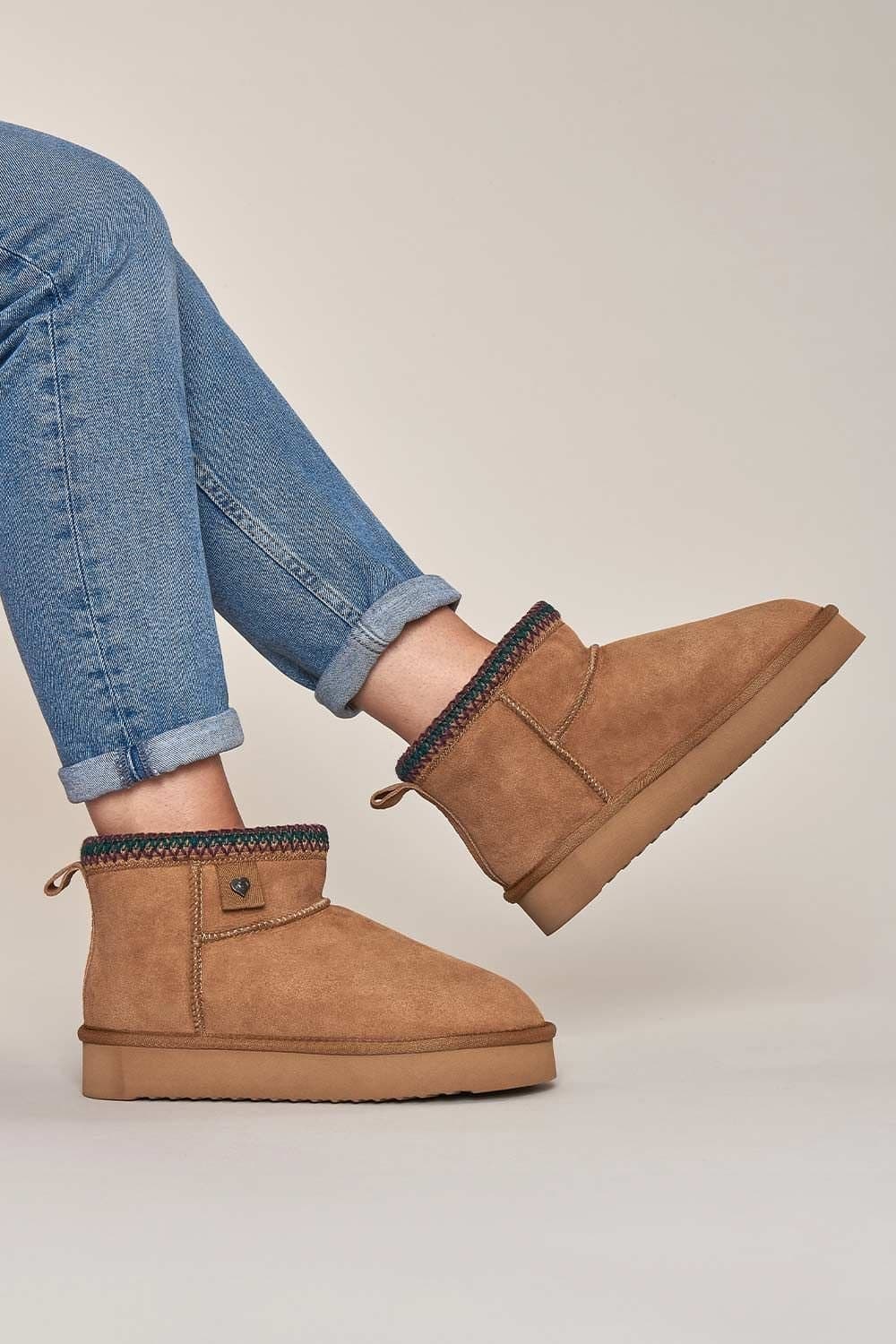 Moshulu Moshulu Women's 'Merriment' Sheepskin Bootie Slippers in Tan