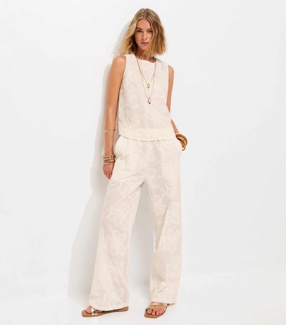 New Look Women's Cream Embroidered Floral Curved Hem Top New Look
