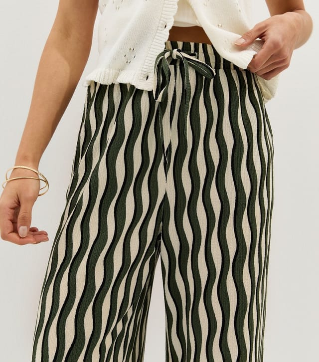 New Look Women's Green Jersey Wave Patterned Wide Leg Trousers New Look - 3