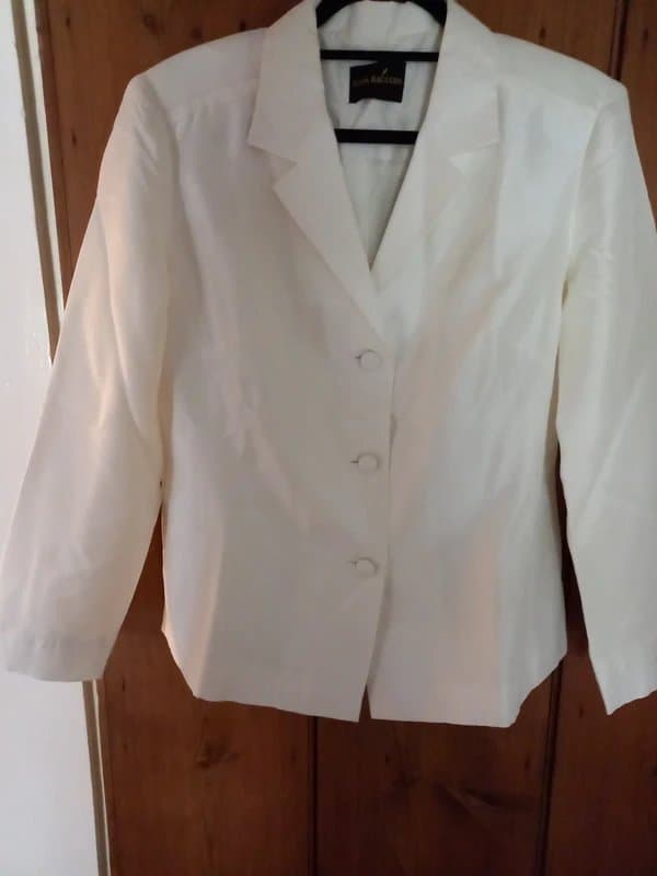 Gina Bacconi Gina Bacconi , new white pure silk suit, sleevless dress and jacket size 14 i