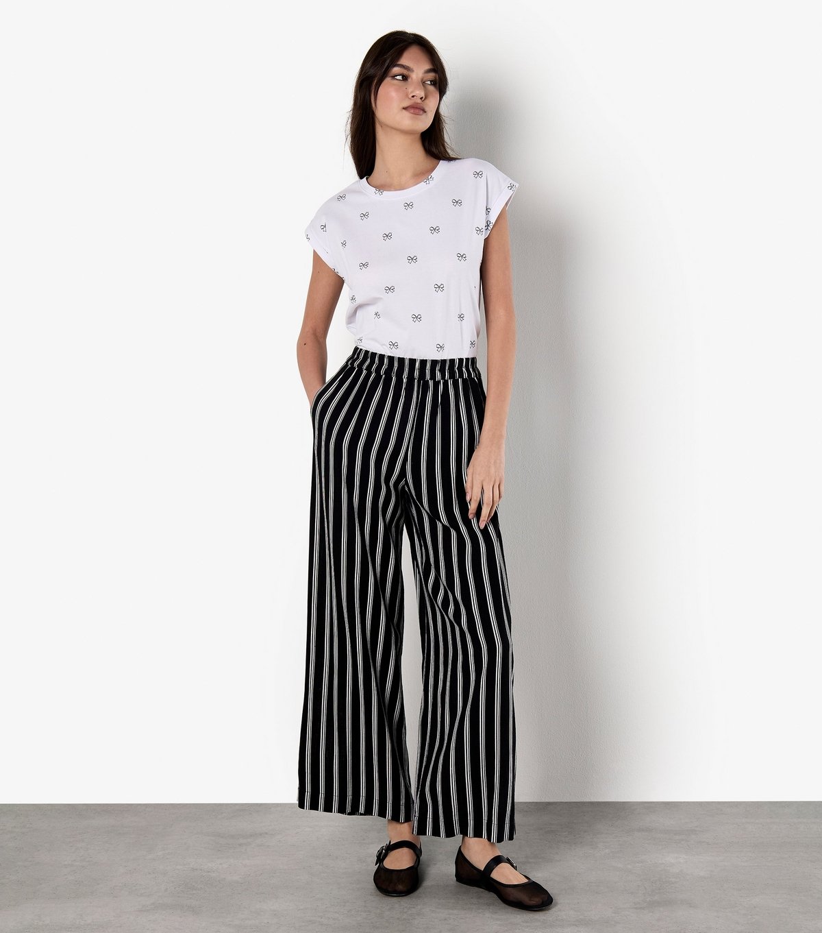 Apricot Women's White Bow Print T-Shirt Apricot New Look - 2