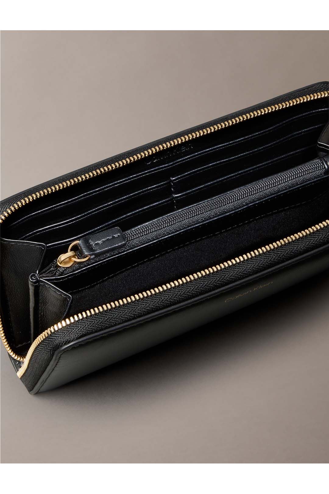 Calvin Klein Calvin Klein Women's CK Large Zip Around Black - 3