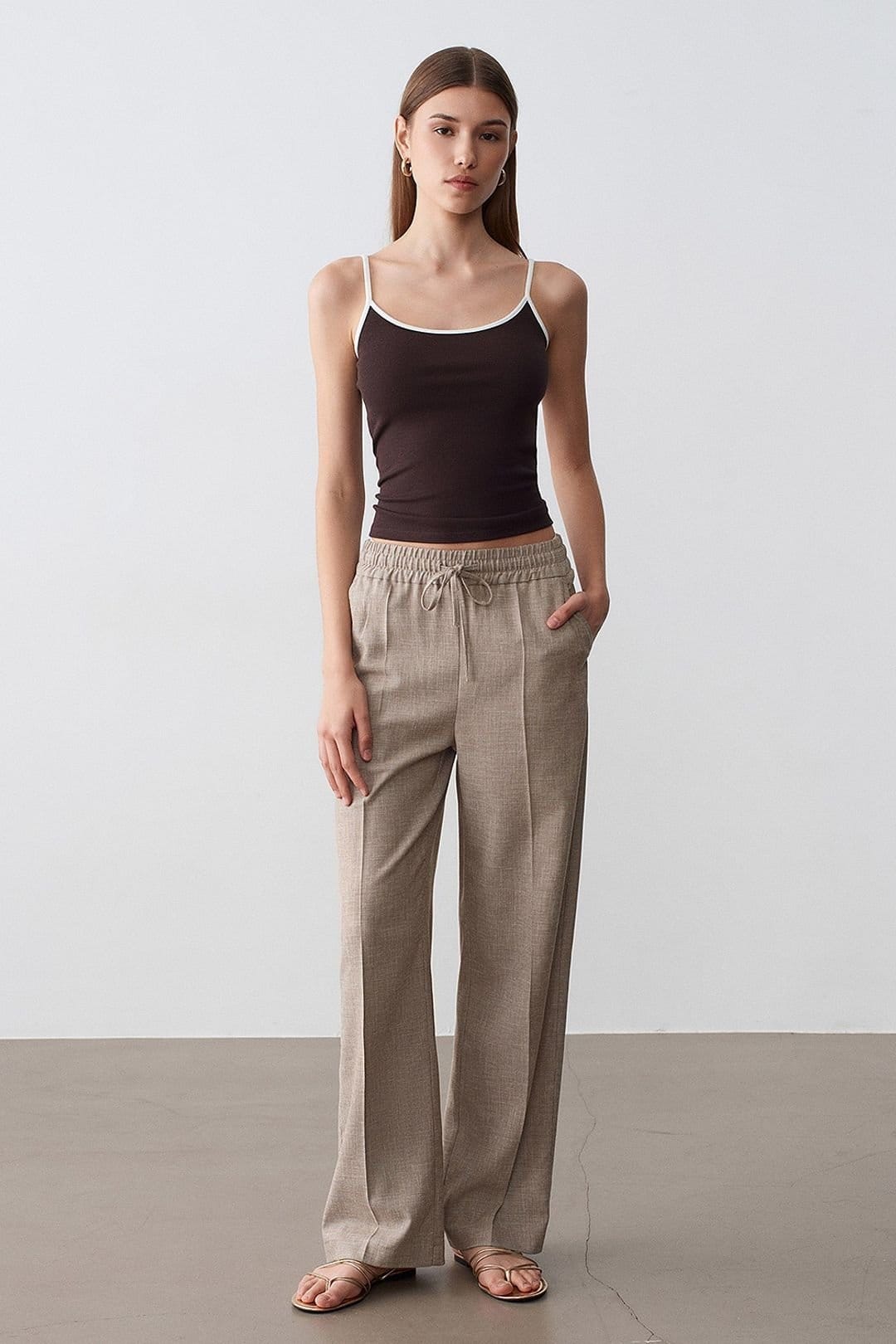 Dilvin Dilvin Women's Wide-Leg Poplin Lounge Trousers in Medium Beige - 4