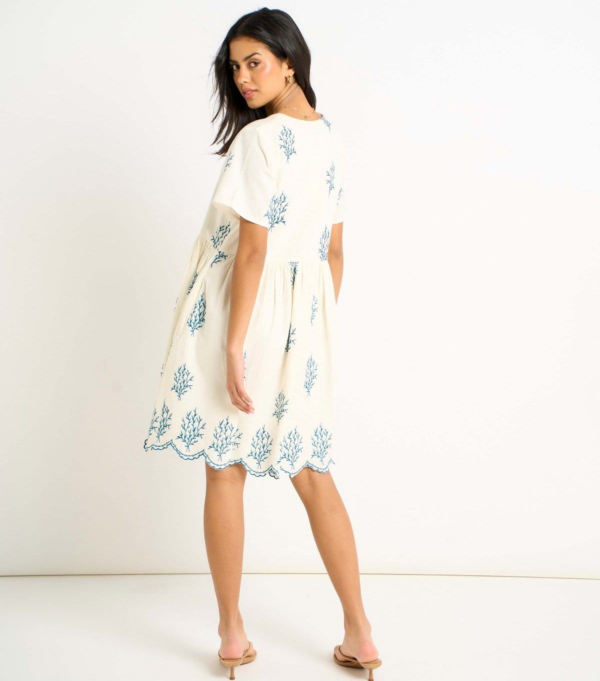 Gini London Women's Off White Floral Embroidered Smock Mini Dress Gini London New Look - 4