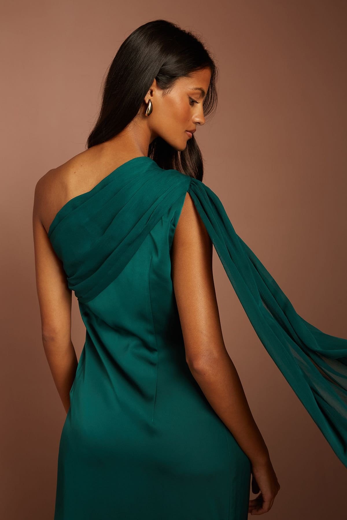 Coast Coast Women's Petite Satin One Shoulder Chiffon Drape Maxi Dress in Emerald - 4
