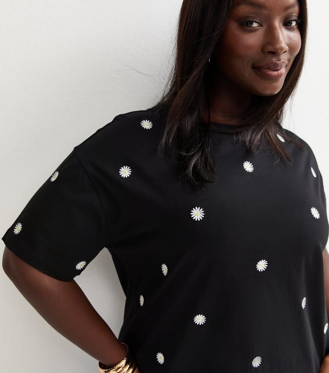 New Look Women's Plus Size Black Daisy Embroidered Boxy T-shirt Curves New Look - 2