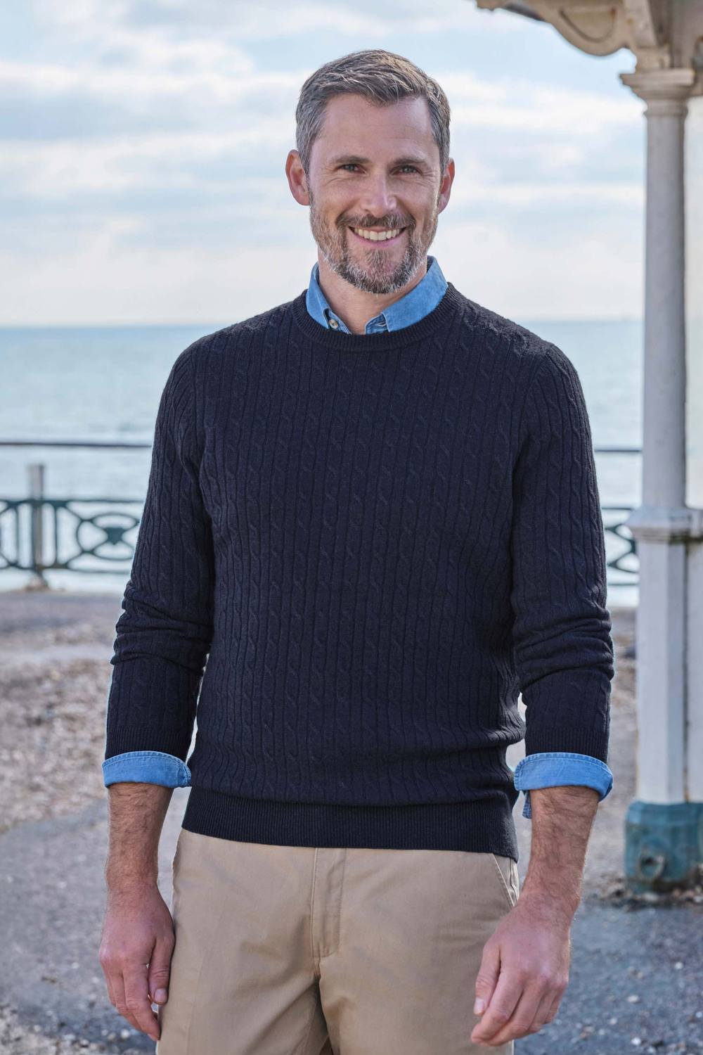 WoolOvers WoolOvers Men's Cashmere & Merino Cable Jumper in Dark Navy - 2