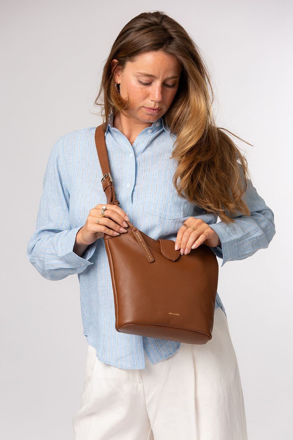 Pure Luxuries London Pure Luxuries London Women's 'Aria' Leather Shoulder Bag in Tan