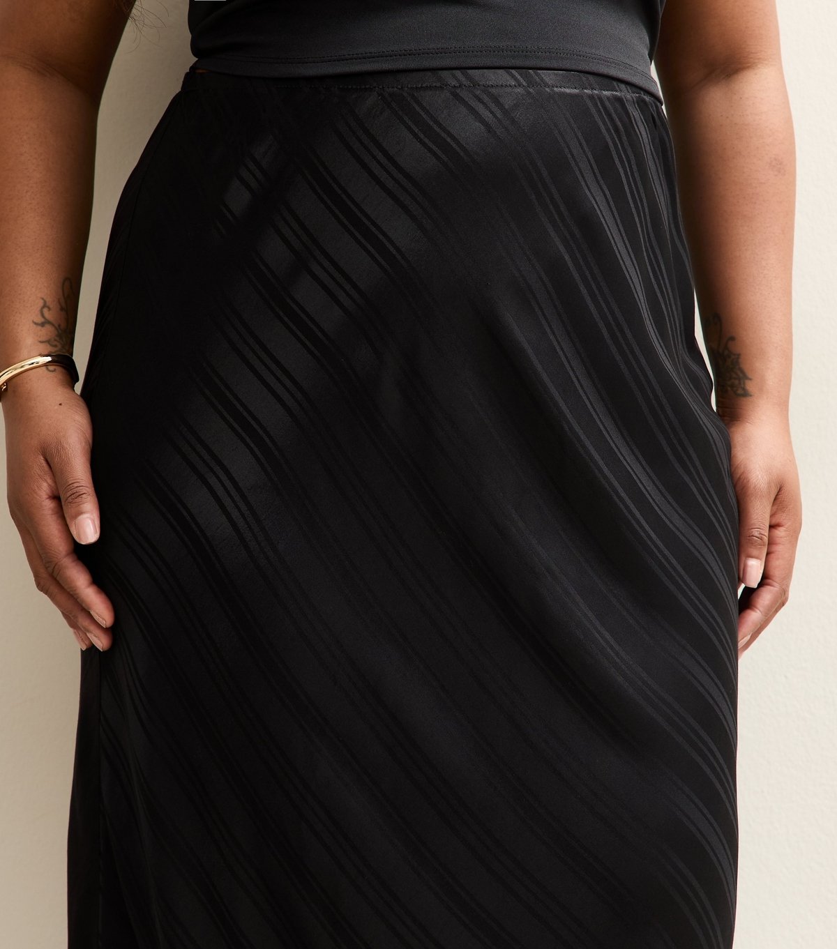 New Look Women's Plus Size Black Striped Satin Bias Cut Midi Skirt Curves New Look - 2