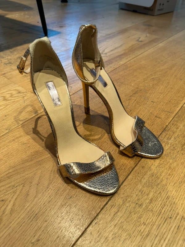 Topshop Topshop rides gold heels