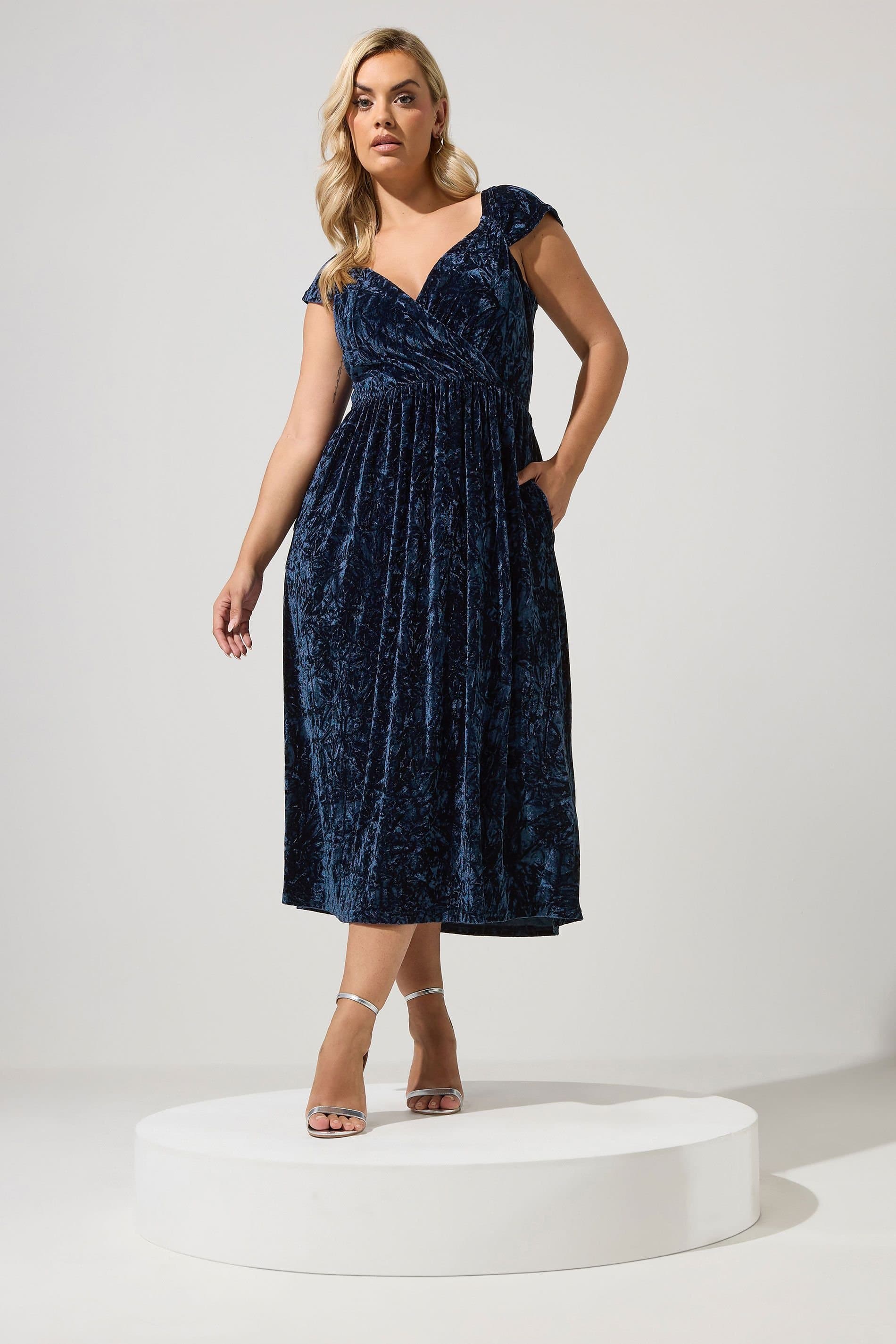 Yours Yours Women's Velvet Midi Dress in Blue