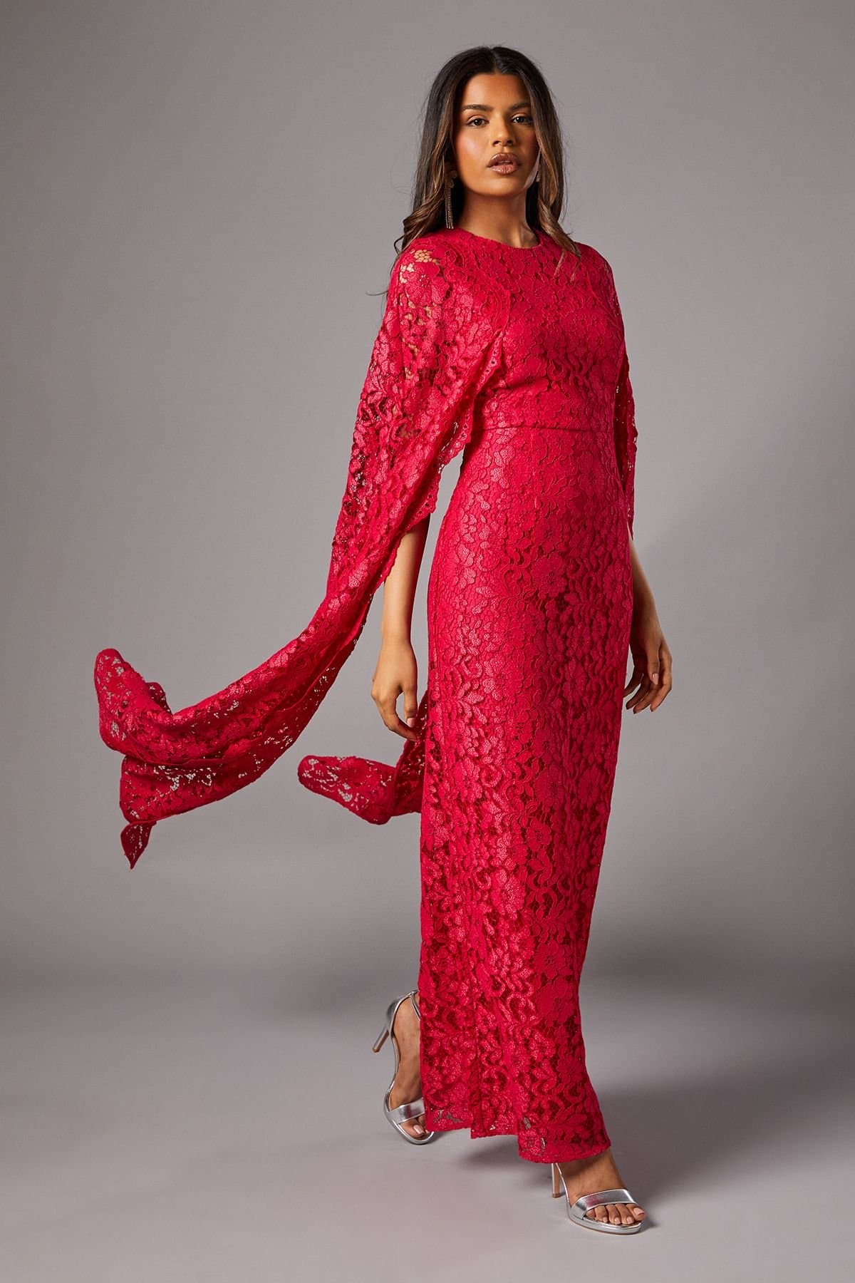Coast Coast Women's Petite Lace Cape Gown in Raspberry