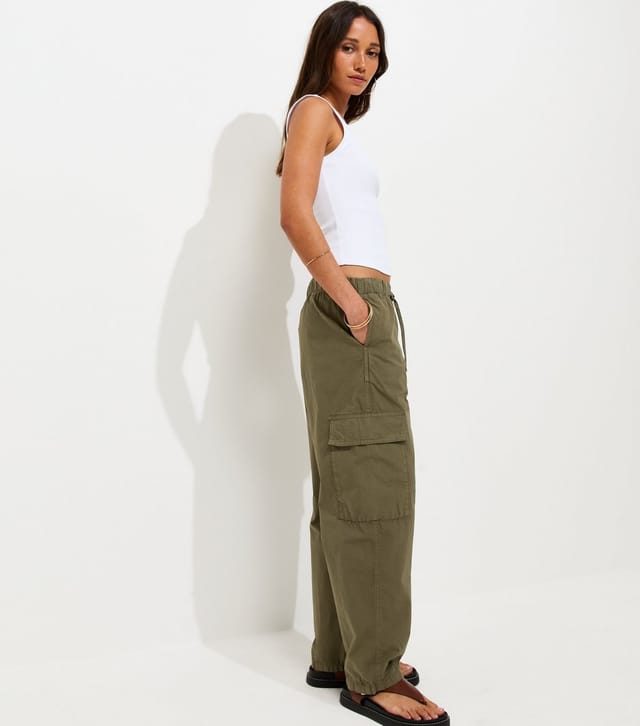New Look Women's Dark Khaki Barrel Leg Cargo Trousers New Look - 2