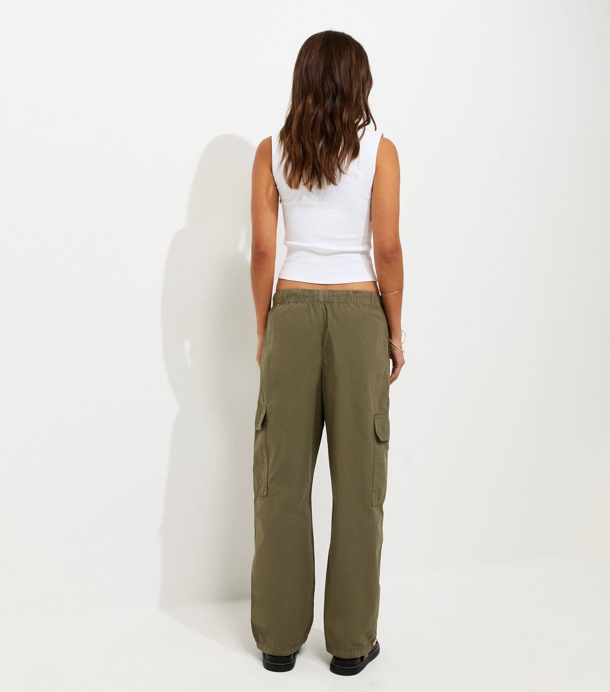 New Look Women's Dark Khaki Barrel Leg Cargo Trousers New Look - 4