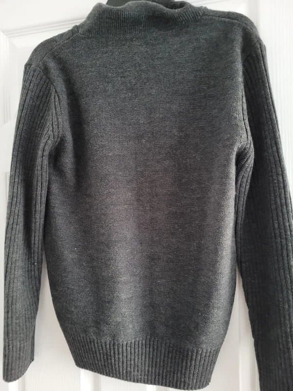 REMUS UOMO Remus Uomo Stylish V-Neck Knit Jumper – Premium Quality in Very Good Condition, Size M