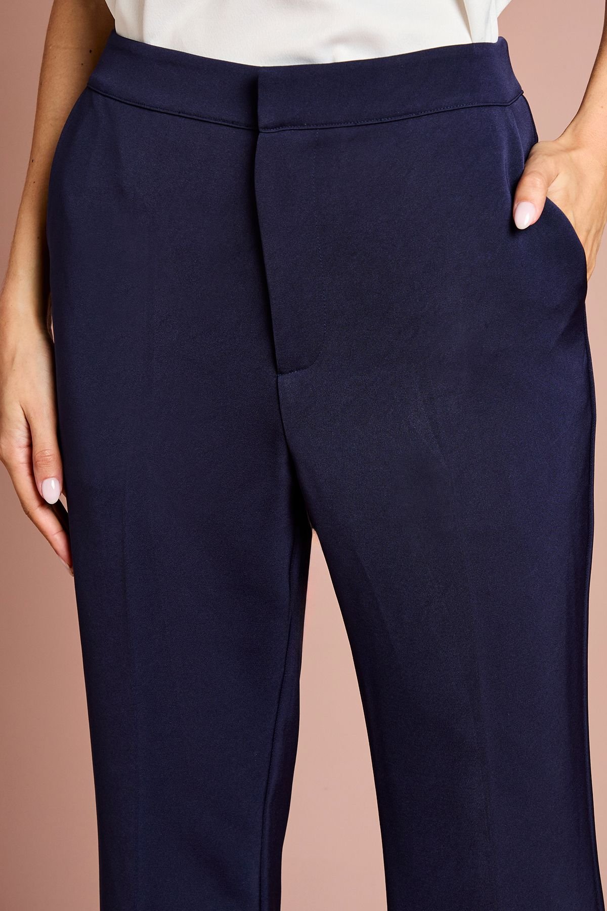 Coast Coast Women's Tailored Crepe Trouser in Navy - 4