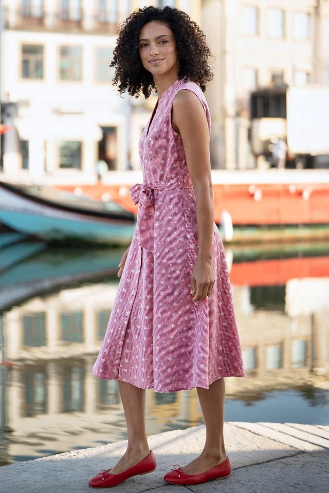 Yumi Yumi Women's Broderie Anglaise Embroidered Sleeveless Shirt Dress in Raspberry - 3