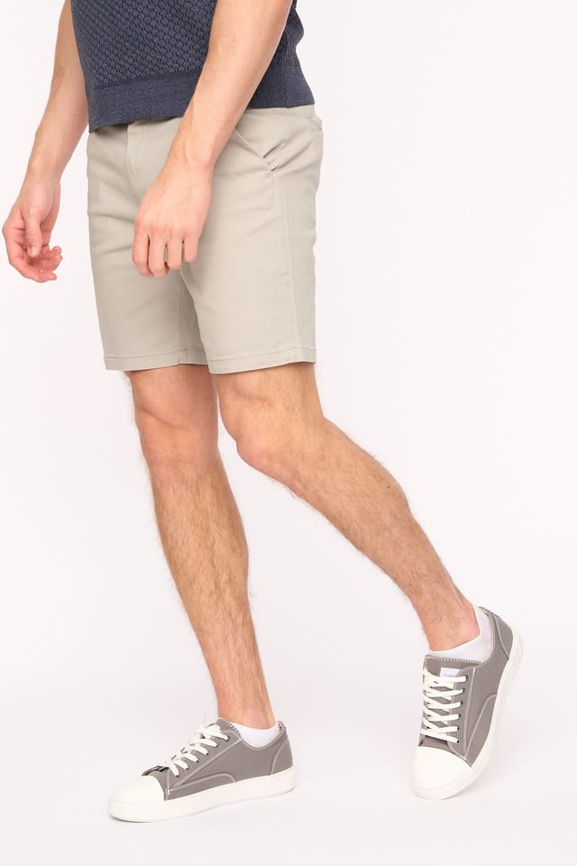 Duck&Cover Duck&Cover Men's Everett Slim-Fit Stretch Tailored Chino Shorts in Light Grey - 2