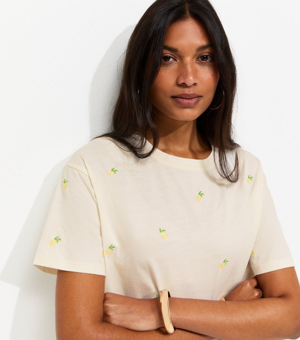 New Look Women's Off White Cotton Lemon Embroidered Boxy Fit T-Shirt New Look