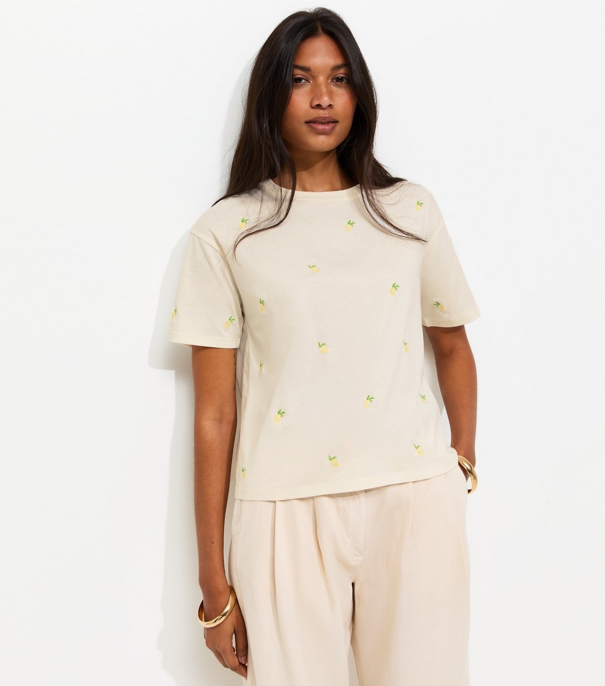 New Look Women's Off White Cotton Lemon Embroidered Boxy Fit T-Shirt New Look - 2