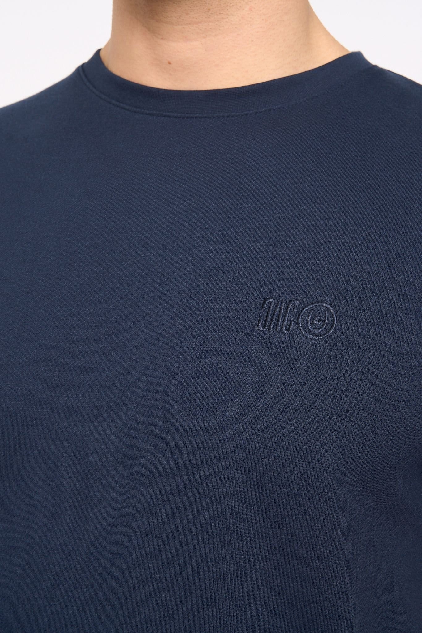 Duck and Cover Duck and Cover Men's Sherborn Textured Crew Neck T-Shirt with Embroidery in Navy - 4