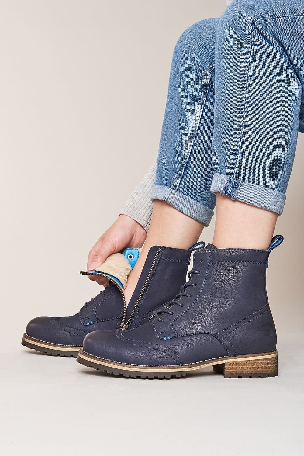 Moshulu Moshulu Women's 'Moulin' Warm Lined Lace-up Boots in Indigo