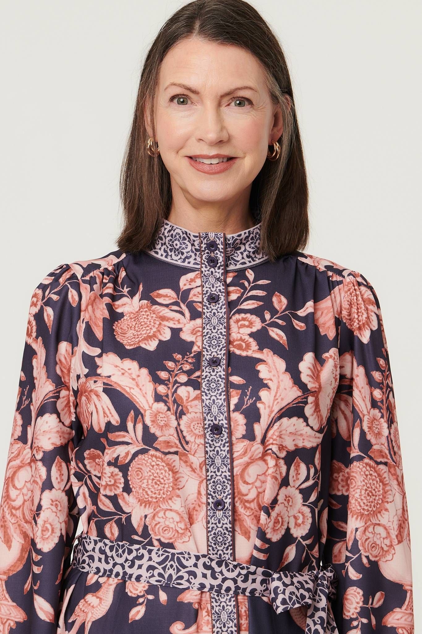 Izabel London Izabel London Women's Border Print High Neck Maxi Shirt Dress in Navy - 2