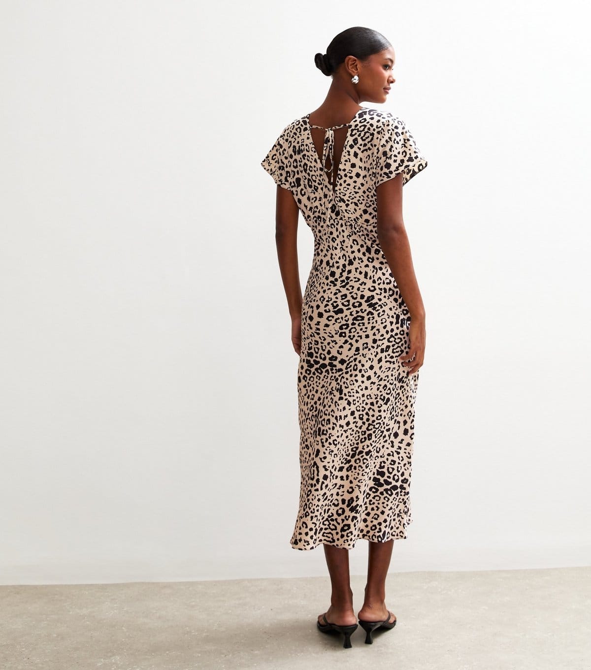 New Look Women's Off White Leopard Print Satin Bias Cut Midi Dress New Look - 4