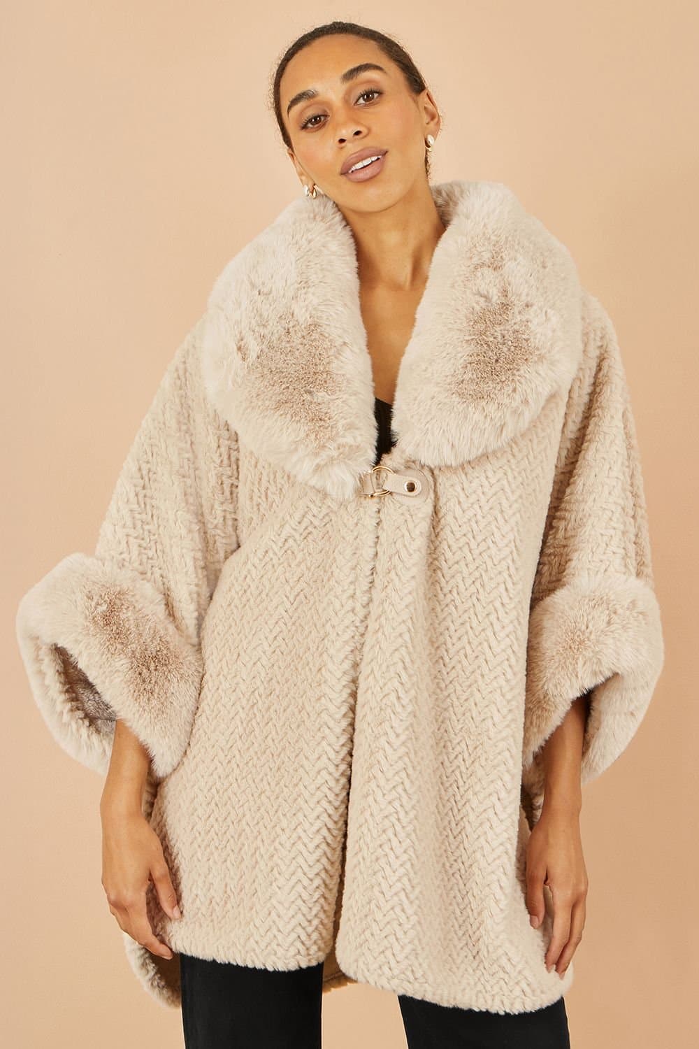 Yumi Yumi Women's Beige Textured Fur Lined Cape