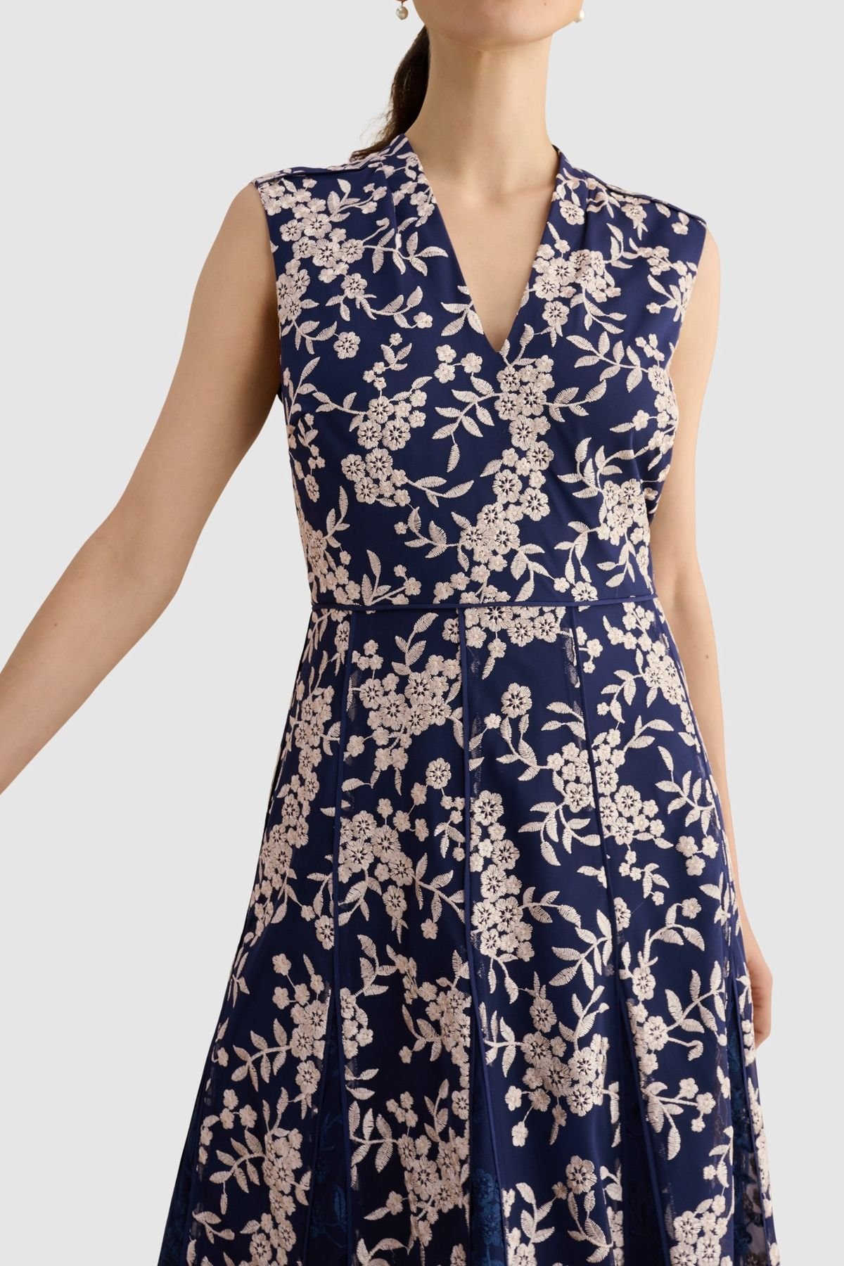 Hobbs London Hobbs London Women's Quin Sleeveless V-Neck Embroidered Dress in Dark Navy - 3