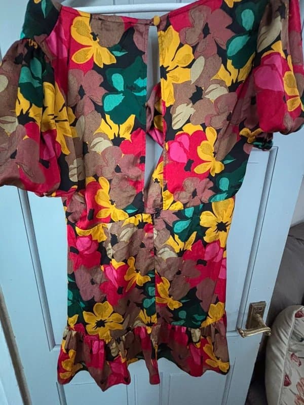 Topshop Topshop Petite floral dress with cut out