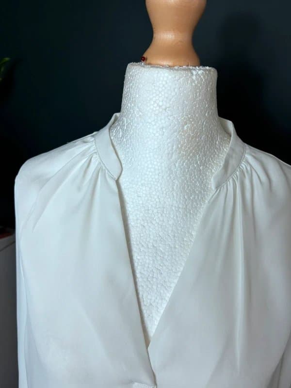 New Look New Look White Blouse UK14 – Elegant V-Neck Chic Classic F28