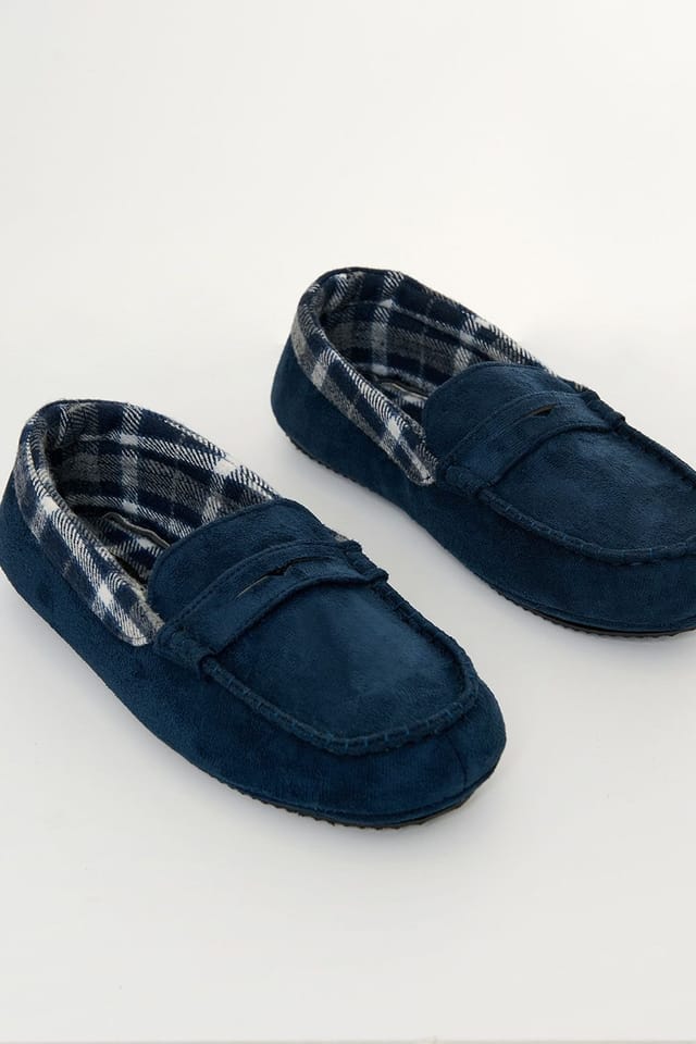 Threadbare Threadbare Men's Faux Suede Trim Moccasin Slippers in Navy - 3