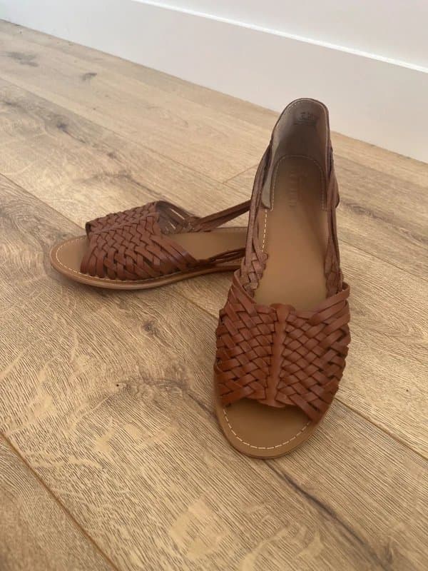 ASOS Women’s tan leather brown woven flat sandals, size 9
