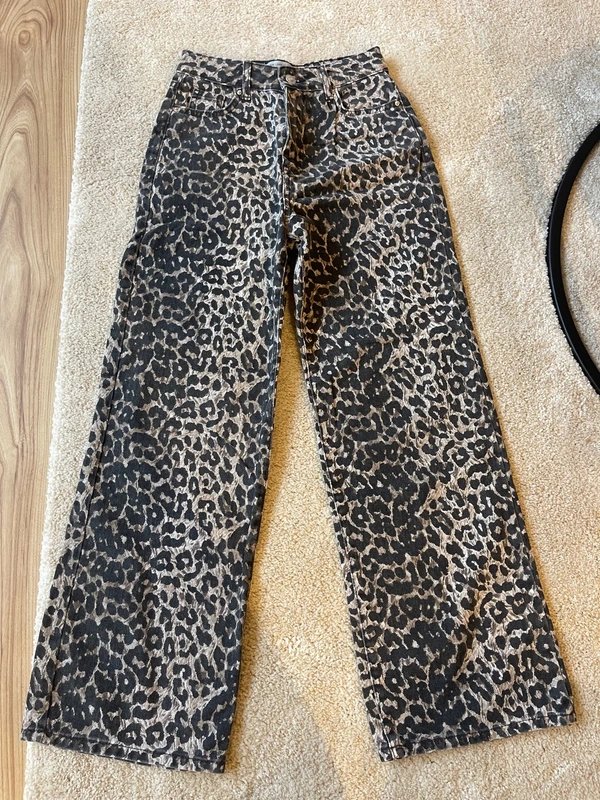 New Look Adalae petite leopard print jeans - 1