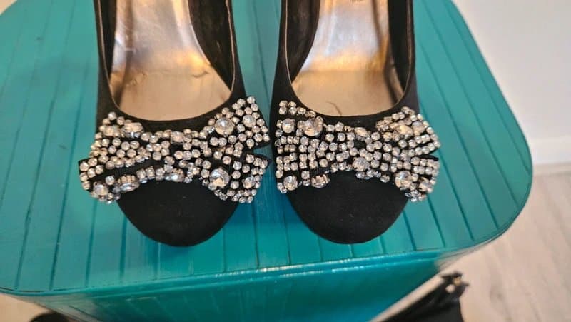 New Look Black pointed heels with a gorgeous embellished bow detail.