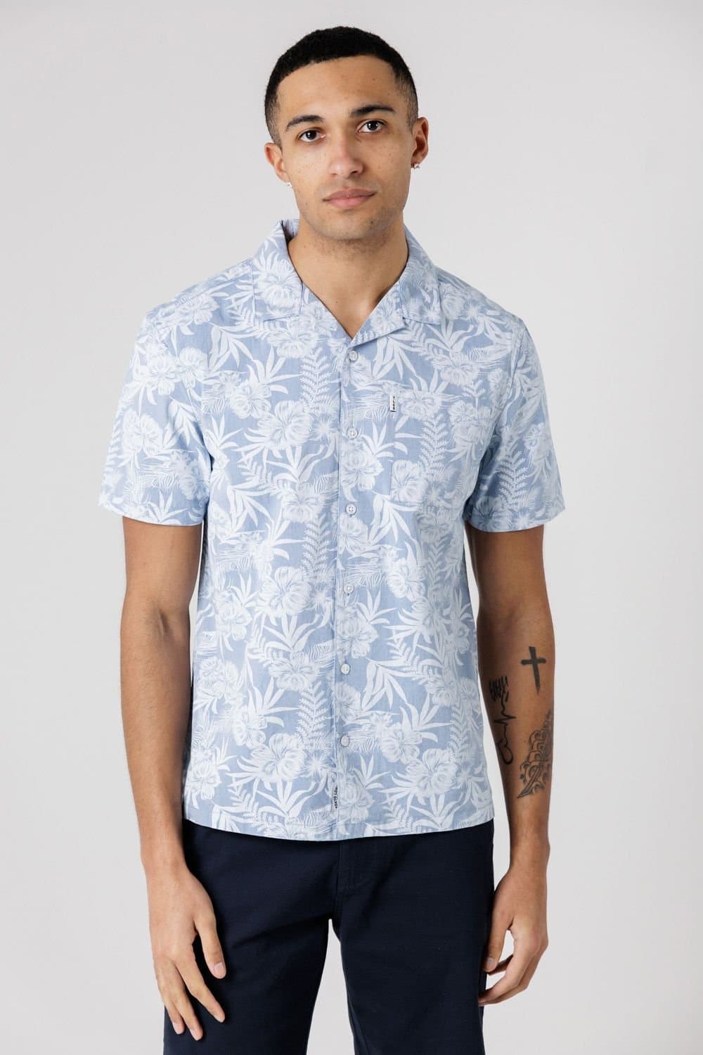 Tokyo Laundry Tokyo Laundry Men's Cotton Short Sleeve Button-Up Tropical Print Shirt in Light Blue