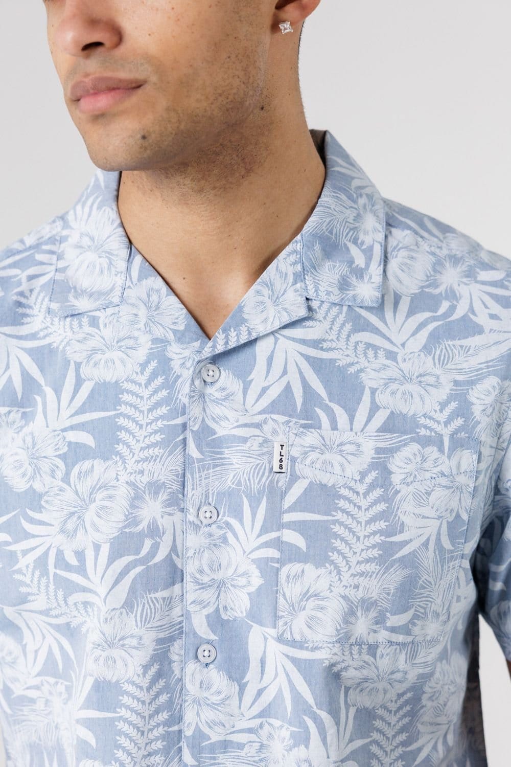 Tokyo Laundry Tokyo Laundry Men's Cotton Short Sleeve Button-Up Tropical Print Shirt in Light Blue - 4