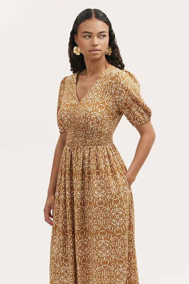Finery London Finery London Women's Kiara Printed V-Neck Midi Dress in Light Tan - 2