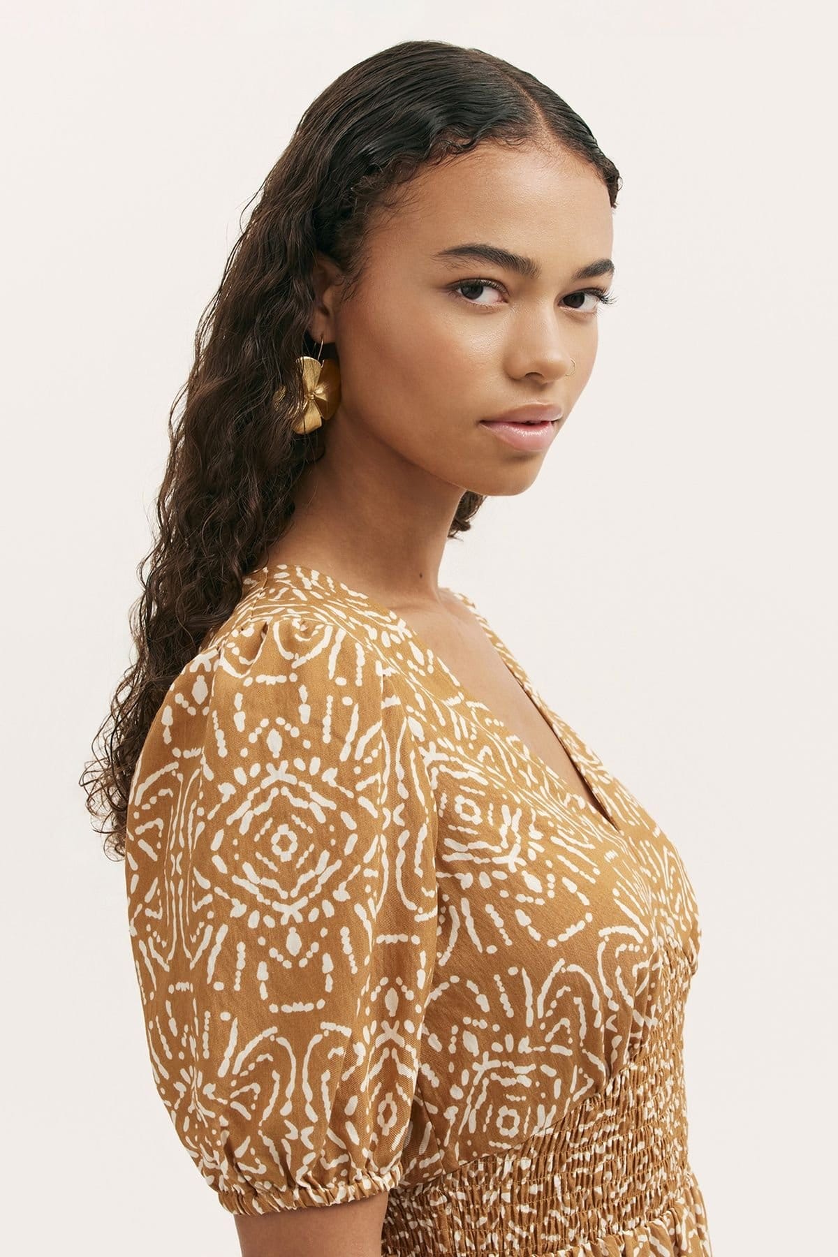 Finery London Finery London Women's Kiara Printed V-Neck Midi Dress in Light Tan - 4