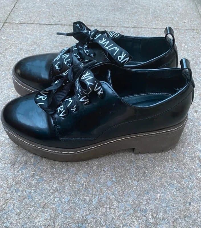 Bershka Bershka black patent platform Oxford shoes with written ribbon lace size 2