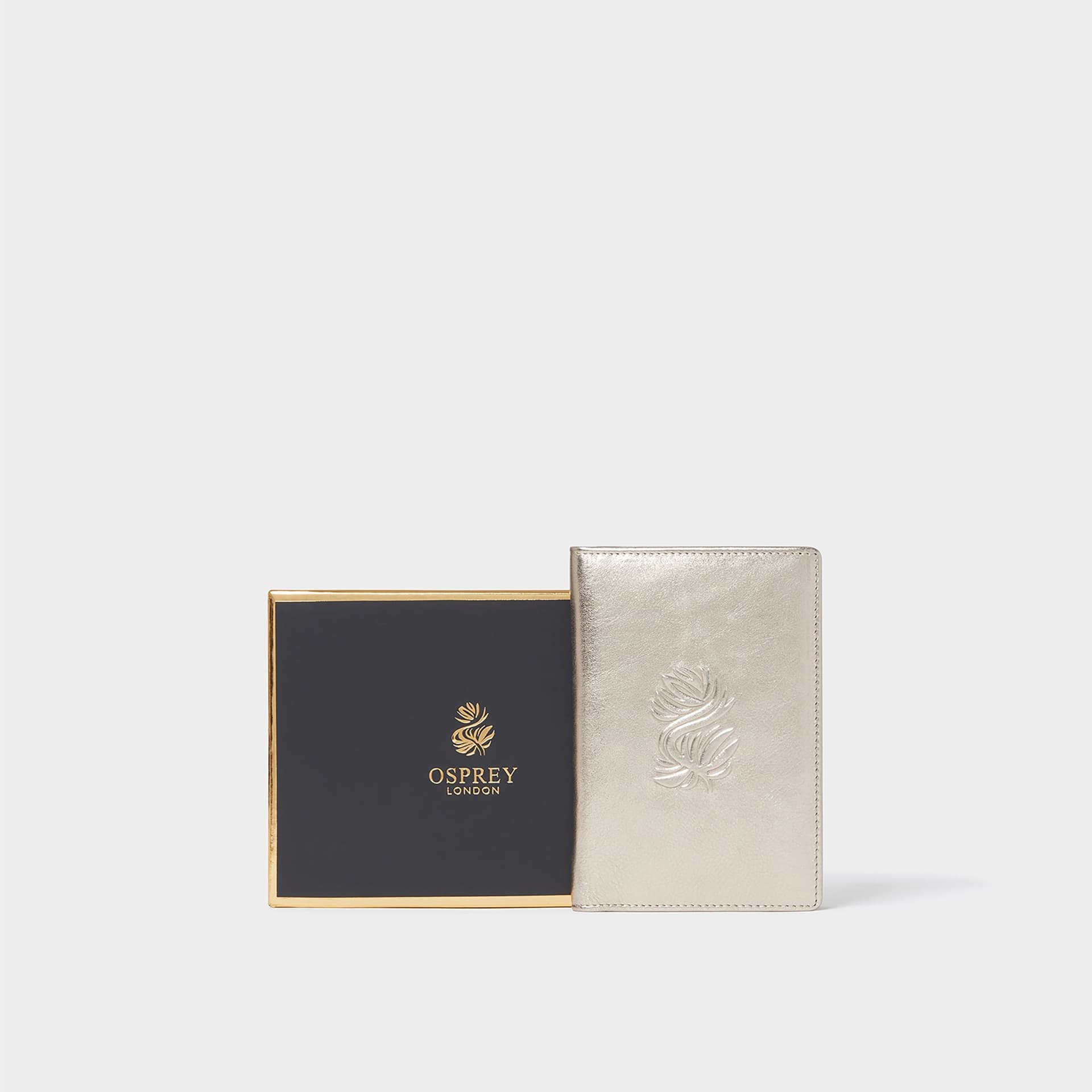 OSPREY LONDON OSPREY LONDON Women's The Luxe Leather Passport Cover with Gift Box in Metallic Gold